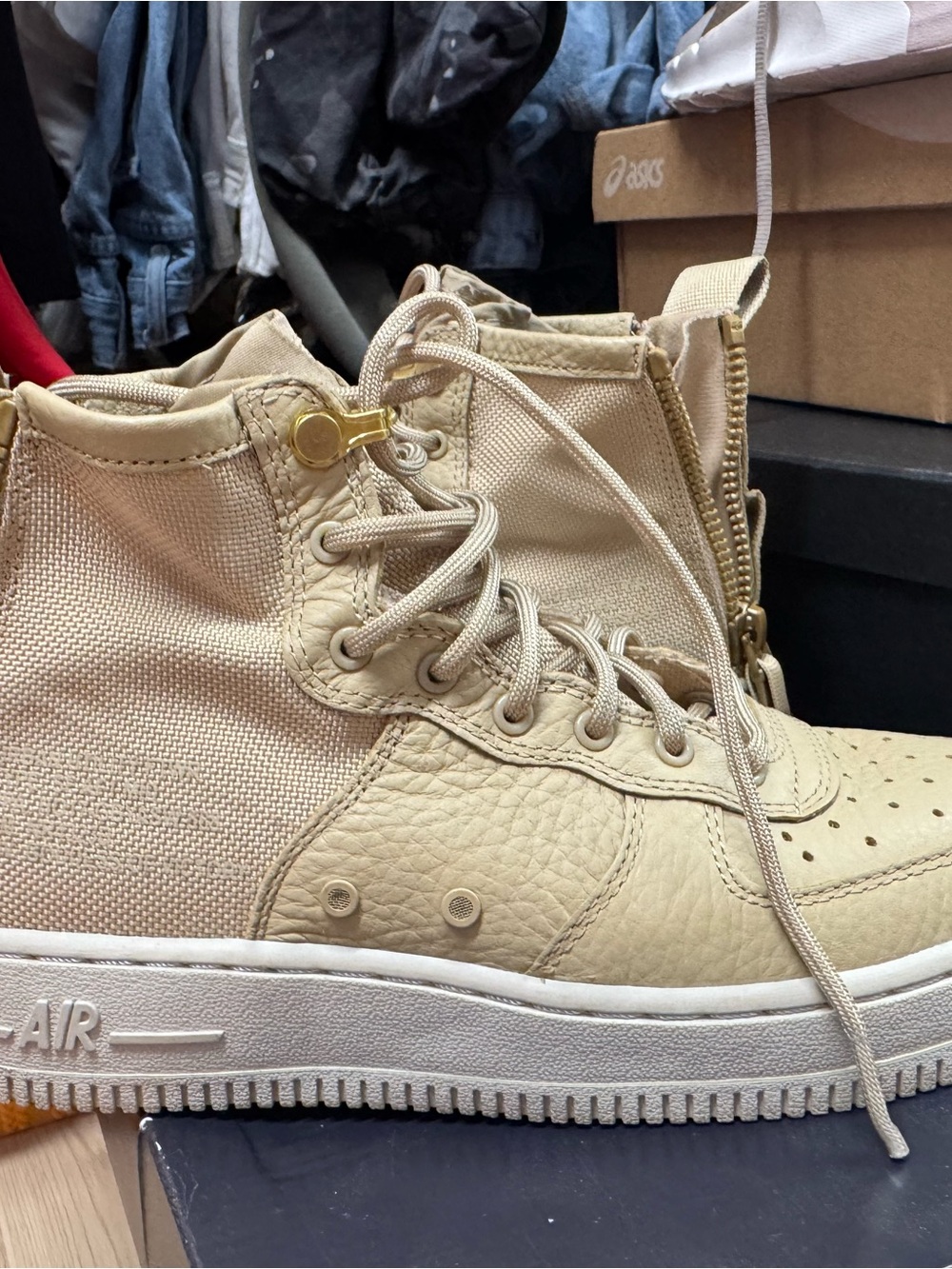 Nike SF AF1 MID - Kids Beige High-Top Sneakers with Gold Accent